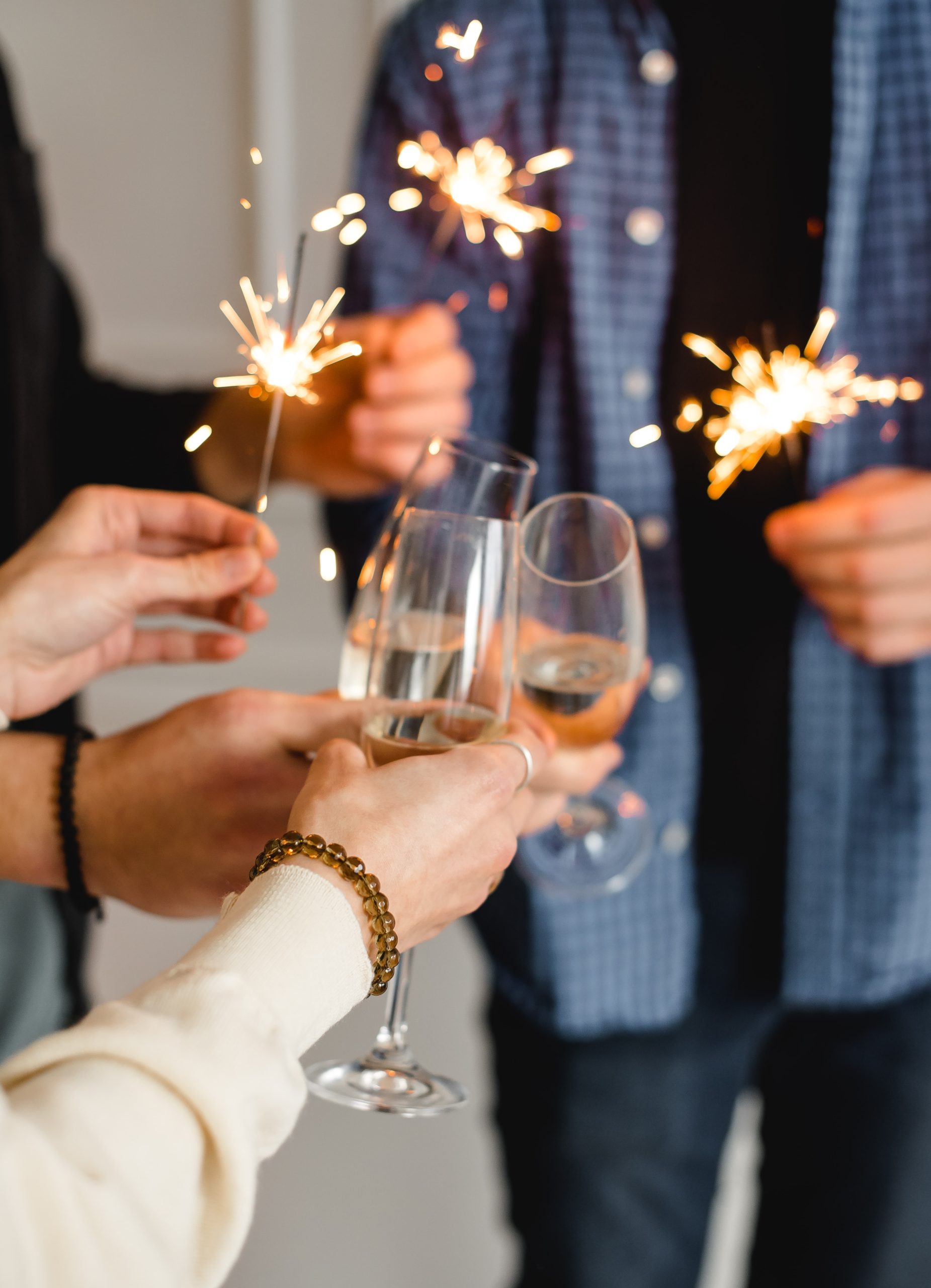 Folk skålar med champagneglas
