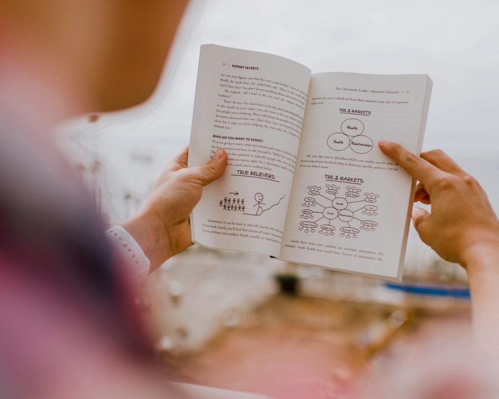 Människa som läser en bok